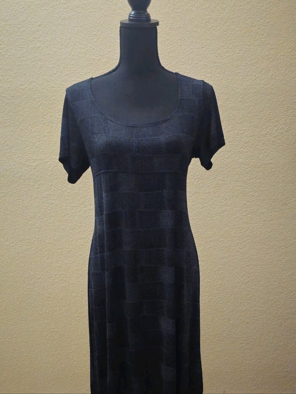 Essex Lane Short-Sleeve Scoop Neck Midi Dress in Dark Gray